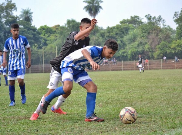 La Sub 15 solo supo de victorias en el arranque del torneo - APF