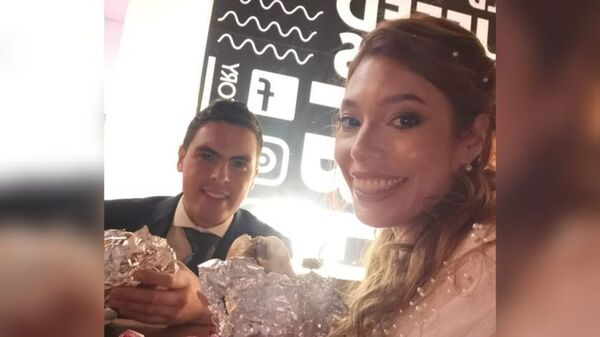 Se casaron y festejaron juntos comiendo hamburguesas