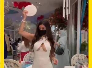 Crónica / [VÍDEO] ¡Modelo rompió una docena de platos en un bar!