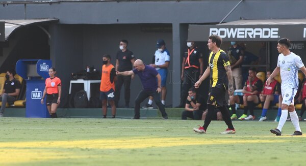 Ídolo absoluto: La bandera en homenaje al goleador histórico de Guaraní