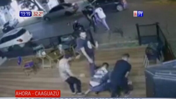 Detienen a hombres que tenían carnet falso de militares en un bar | Noticias Paraguay