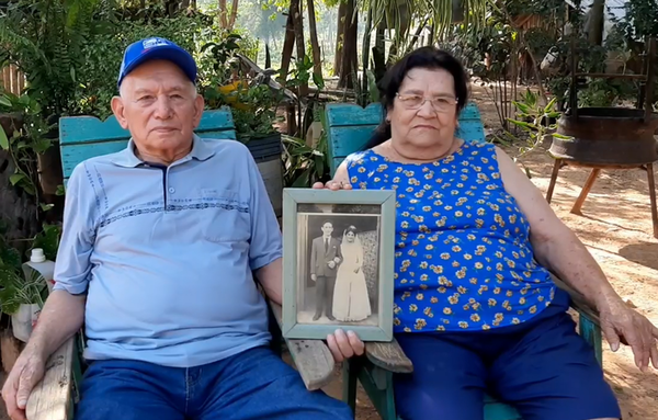 ¡Abuelitos festejan el Día de los Enamorados hace 57 años!