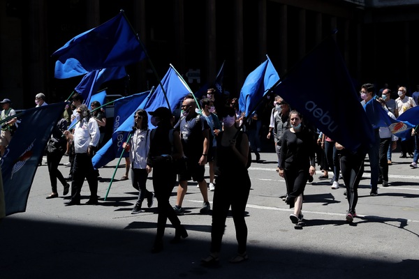 Trabajadores de la banca pública uruguaya paran y piden mediación de Lacalle Pou - MarketData