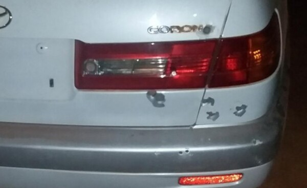 Despechado acribilla automóvil estacionado en la casa de su “rival”