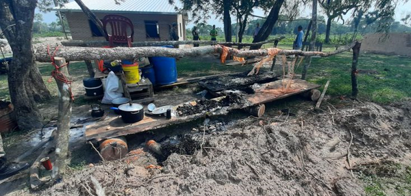 Grupo armado quema un rancho en Paso Barreto - Noticiero Paraguay