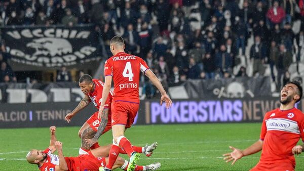 Fiorentina gana y se aferra a la lucha por Europa