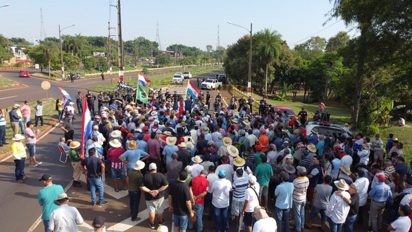 Exobreros de Itaipu recrudecen protestas por cobro de haberes - La Clave