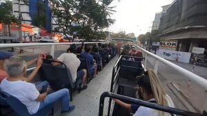 Gran concurrencia en city tour por Asunción en bus panorámico