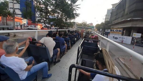 Gran concurrencia en city tour por Asunción en bus panorámico