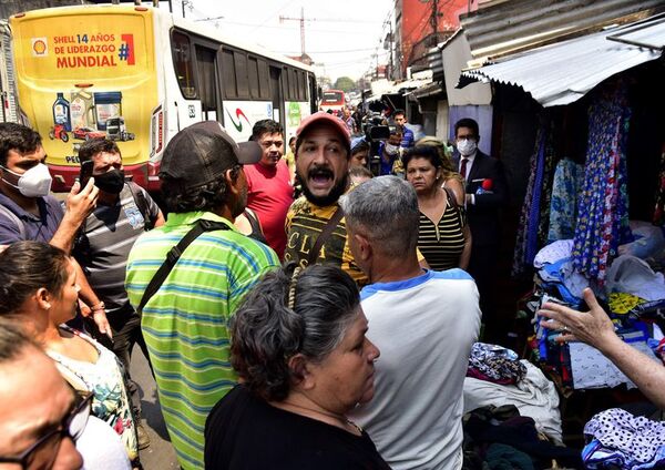 Despejan casilla irregular del Mercado 4 pese a resistencia de permisionarios - Nacionales - ABC Color