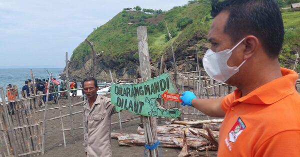 Indonesia: 11 personas murieron mientras meditaban en una playa