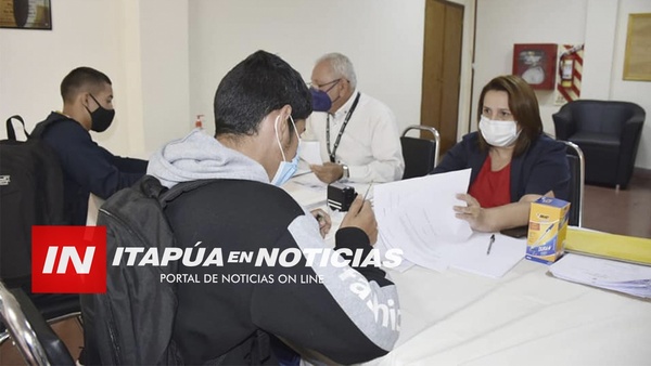 JÓVENES LLEGAN A LA GOBERNACIÓN PARA POSTULARSE A LAS BECAS DISPONIBLES - Itapúa Noticias