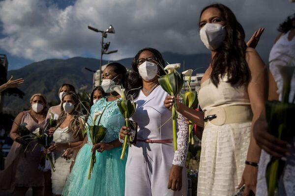 Venezolanos celebran el amor con boda múltiple en una plaza de Caracas - Estilo de vida - ABC Color