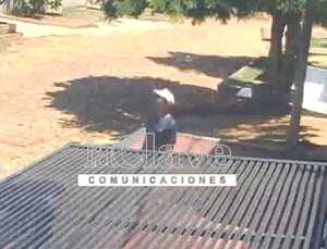 Ofrecen recompenza por capturar a depravado que asaltó y abusó de una mujer frente a sus hijos - La Clave