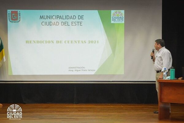 En audiencia política, Prieto hace divagar a su candidato al hacer una parodia de rendición de cuentas