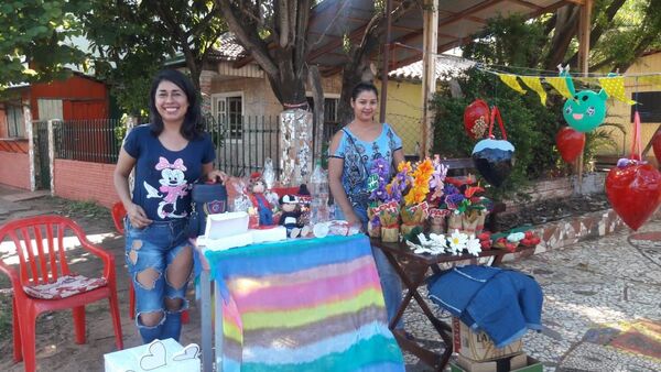 Artesanas ofrecen el regalo ideal por el Día de San Valentín en el Paseo de los Enamorados