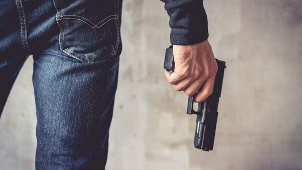 Hombre dispara al aire, amenaza a vecinos e intenta sobornar a Policía