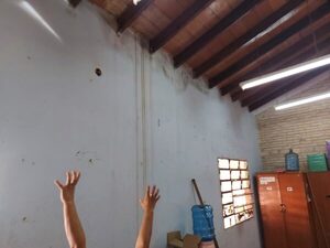 Escuela de San Lorenzo: Agua de lluvia se filtra por conexiones eléctricas » San Lorenzo PY