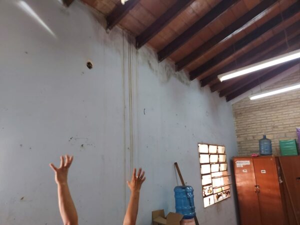 Escuela de San Lorenzo: Agua de lluvia se filtra por conexiones eléctricas » San Lorenzo PY