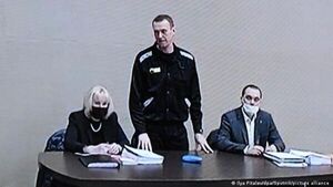 Navalny es enjuiciado nuevamente desde la prisión donde cumple condena
