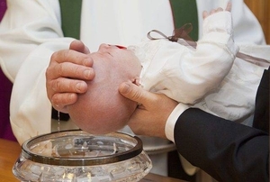 Diario HOY | Sacerdote renuncia tras insólito error: hizo miles de bautizos y todos fueron invalidados