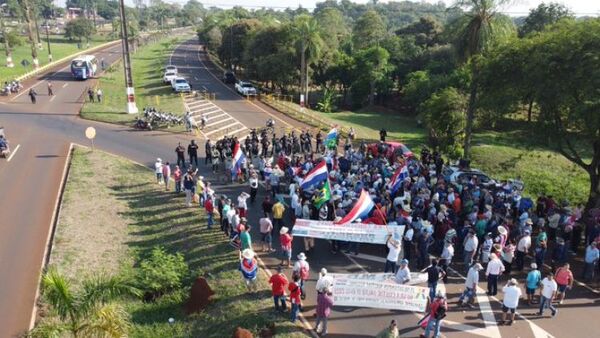 Exobreros de Itaipu reinician sus protestas para exigir pago de haberes