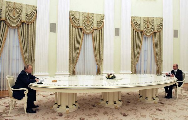 ¿Por qué Putin sienta en una larga mesa a otros presidentes? - Mundo - ABC Color