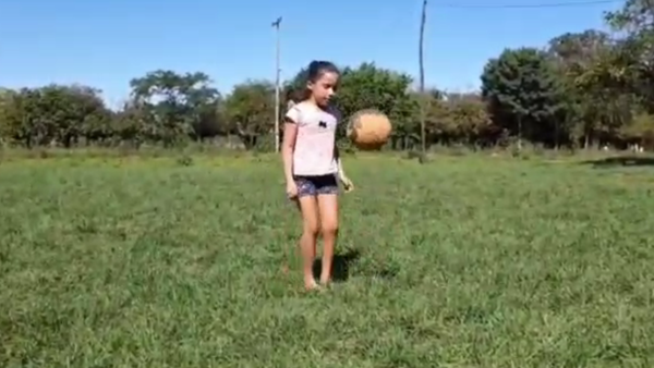 Niña de 8 años sorprende por su gran dominio de pelota con picaditas