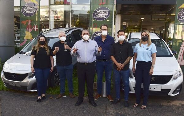 González Giménez entregó dos camionetas 0Km - Empresariales - ABC Color