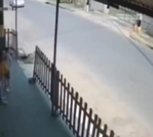 Motochorros atacan a madre e hijo en a parada de bus  - Paraguay.com