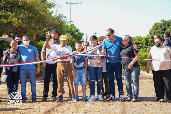 Inauguran empedrado que abarca dos fracciones del Km. 8 1/2 Acaray - La Clave