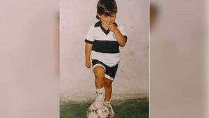 Kun Agüero contó la historia detrás de su camiseta de Olimpia de niño