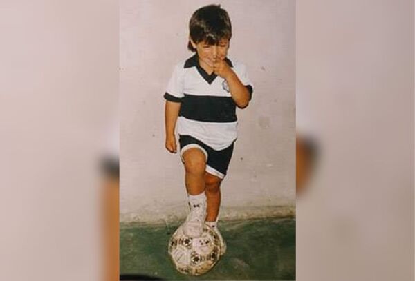 ¿Es de la O? El "Kun" contó la historia detrás de su foto con la camiseta de Olimpia - Megacadena — Últimas Noticias de Paraguay