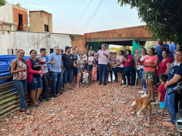 Juancho Acosta entregó 2.000 metros de caños a Fracción Asturias para agua potable
