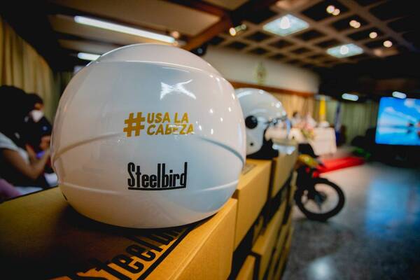 Crónica / Repartirán 100 primeros cascos gratis a motocas en SanLo