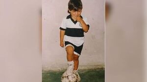 Kun Agüero contó la historia detrás de su camiseta de Olimpia de niño