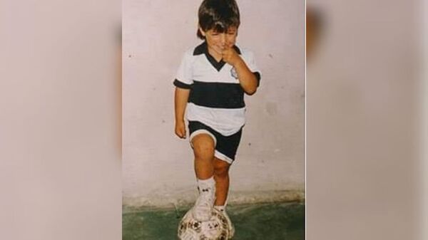 Kun Agüero contó la historia detrás de su camiseta de Olimpia de niño