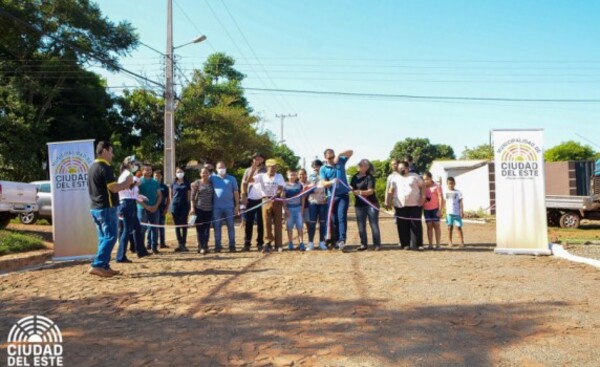 Inauguran empedrados en dos fracciones del Km 8 Acaray