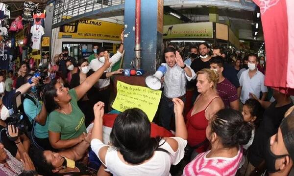 Locatarios levantan cierre de avenida luego de la promesa de reubicar a vendedora desalojada – Prensa 5