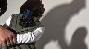 Hacía ver porno a su sobrina de 8 años y luego la violaba