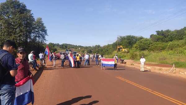 Moradores cierran Ruta PY07 para exigir culminación de obras - La Clave