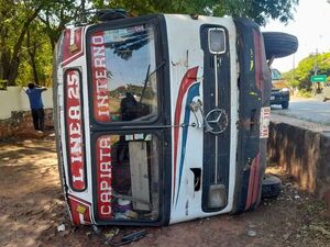 Bus chatarra chocó contra un muro y se volcó en Itá  - Nacionales - ABC Color