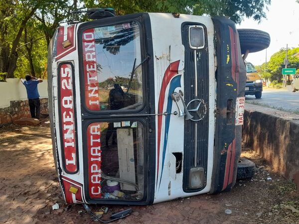 Bus chatarra chocó contra un muro y se volcó en Itá - Nacionales - ABC Color