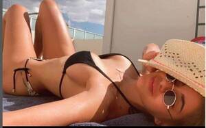 Crónica / Modelo denunció a la ex del papá futbolista de su hija