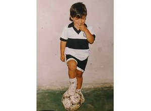 Kun Agüero explica la historia de su camiseta de Olimpia