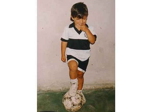 Kun Agüero explica la historia de su camiseta de Olimpia