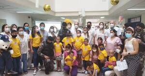 La Nación / Clínicas se pinta de dorado en el Día de la Lucha Contra el Cáncer Infantil