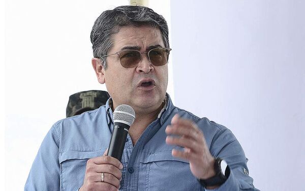 EE.UU. acusa a expresidente de Honduras de “conspiración violenta de narcotráfico” - Mundo - ABC Color