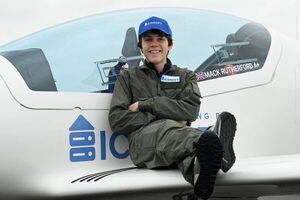 ¿Quién es el piloto de 16 años que quiere batir récord de vuelta al mundo en solitario?