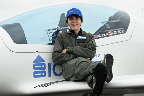 ¿Quién es el piloto de 16 años que quiere batir récord de vuelta al mundo en solitario?